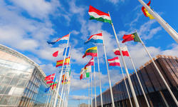 © - fotolia.com europäische Flaggen auf dem Kirchberg in Luxemburg